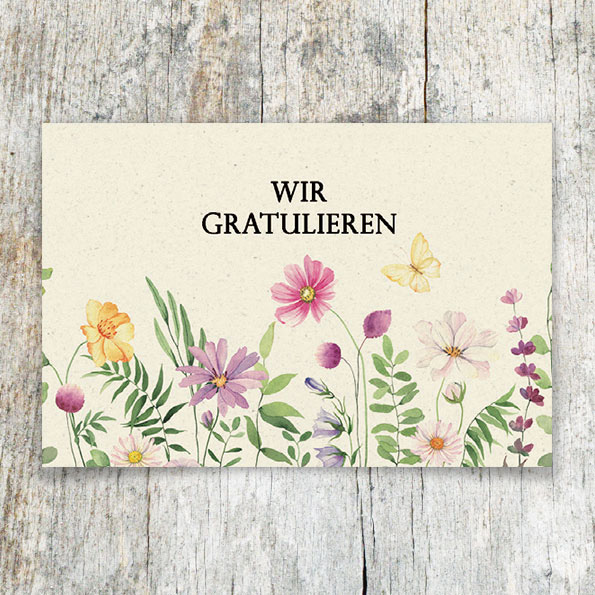 Vergrößerte Abbildung Florale Glückwunschkarten mit dem Schriftzug Wir gratulieren, bunten Blumen und einem kleinen Schmetterling auf hellbraunem Hintergrund